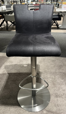Barhocker „Mondo Amati“ in modernem Schwarz mit Drehfunktion und Edelstahlgestell, abgebildet auf einem grauen Teppich im Möbelhaus.