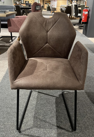 Stuhl „Mondo Natur Carsco“ in Hellbraun, Mikrofaser in Creme, Beine schwarz pulverbeschichtet, abgebildet auf grauem Teppich in Innenräumen.