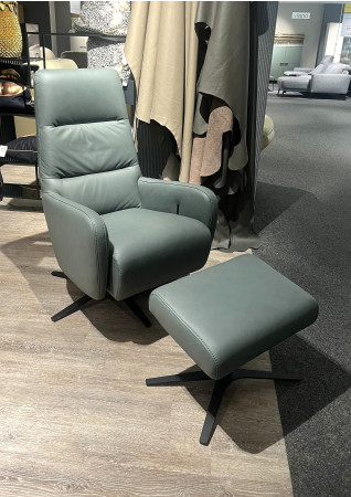 Sessel „Planoform Tivoli“ in Grau, mit Fußhocker, Bezug aus Leder Vivre Opal und verstellbarer Kopfstütze, im Ausstellungsraum.