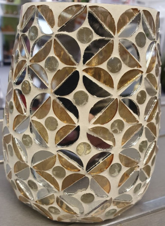 Der Teelichthalter 14 cm ist eine dekorative Vase mit goldenen, silbernen und verspiegelten Blütenblättern auf weißem Hintergrund.