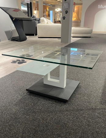 Couchtisch 7460HK-060O-09 mit Glasplatte, U-förmiges Gestell auf Teppichboden; in der Nähe sind Pfotenabdrücke zu sehen.