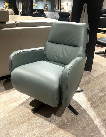 Hellgrüner Sessel „Planoform Tivoli“ mit gepolstertem Sitz, Wippfunktion und 360°-Drehfunktion in einem Möbelgeschäft.