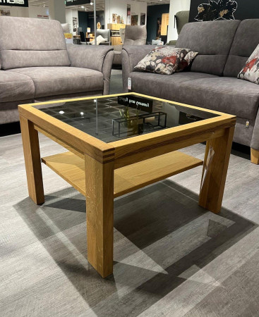 Couchtisch Venta Plus: Massive Wildeiche, Parsol-Glas in Grau, mit Ablagefläche – ideal für moderne Wohnräume.
