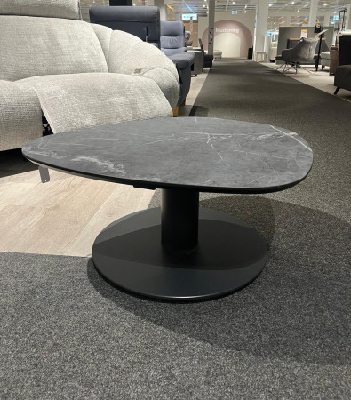 Couchtisch 1886-MGG-ANM, rund, schwarz, HPL/MDF, Farbe Grigio, mit massivem Sockel, im Ausstellungsraum.