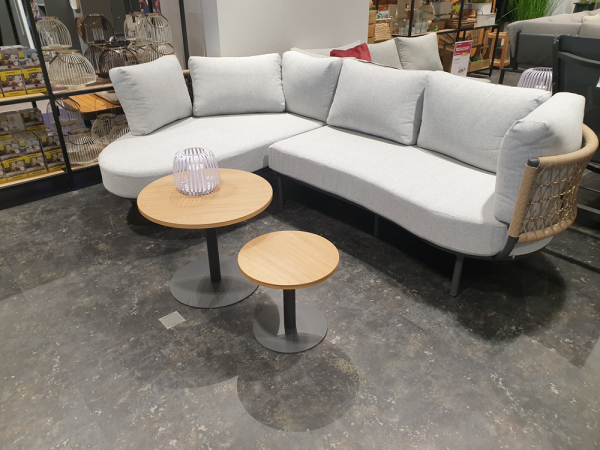 Modernes graues Garten-Lounge-Set, 4-teilig: „Garda“-Sitzgruppe mit Ottomane, 2 Beistelltischen und einer Lampe auf dunklem Fliesenboden.