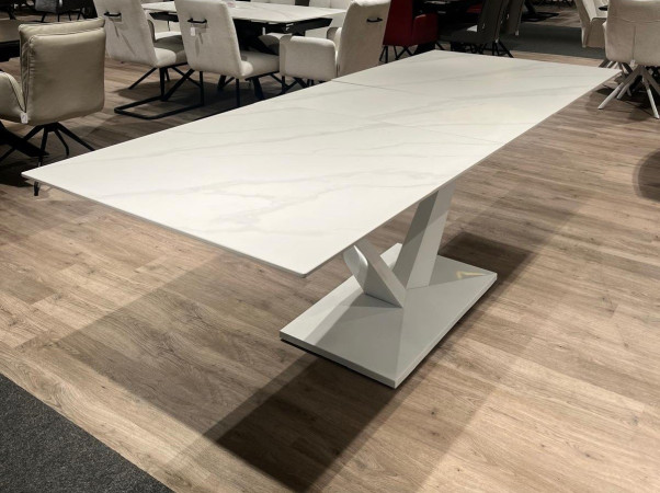 Ausziehbarer Esstisch „Bern“ in moderner Keramikoptik in Weiß mit geometrischem Fuß, ideal für jedes Showroom-Ambiente.