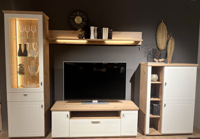 Wohnwand Vito Idamo: Tonweiß matt, Dekor „Alteiche“, Glasvitrine, TV-Board und elegante Regale für modernes Wohnen.
