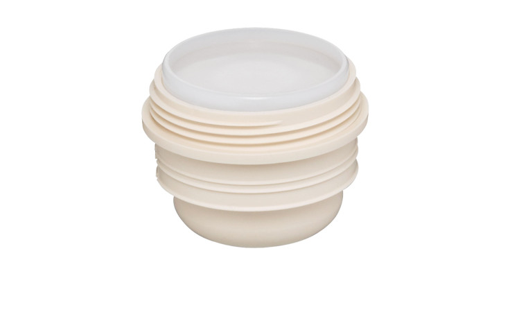 Weißer, runder Ersatzstopfen für Isolierkanne Juwel 500 ml von Alfi mit geriffelten Seiten auf weißem Grund.