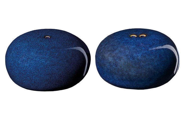 Das Salz-/Pfefferstreuer-Set Saisons von ASA Selection: 2 runde, glänzende Streuer, 5 cm Durchmesser, kleine Löcher an der Oberseite.