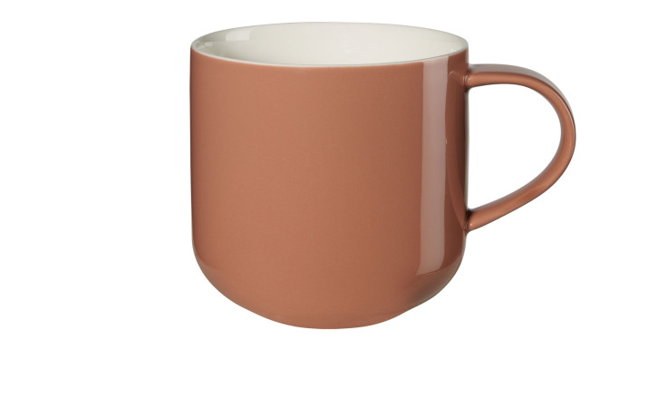 Der Henkelbecher Coppa 400 ml von ASA Selection ist ein schlichter brauner Becher mit Henkel, ideal für schlichte Dekorationen.