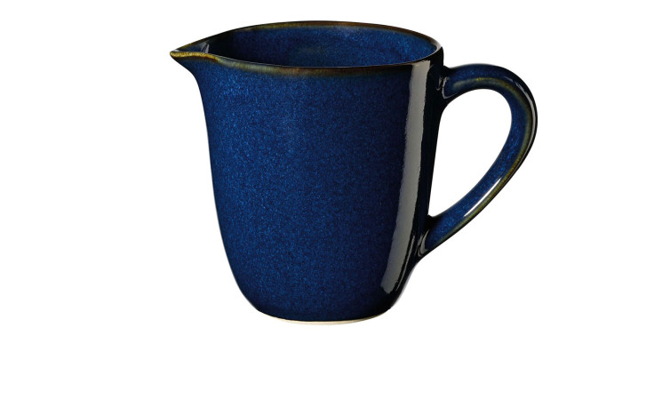 Kännchen Saisons 350 ml von ASA Selection, dunkelblauer Keramikkrug mit Henkel und Ausguss auf weißem Grund.