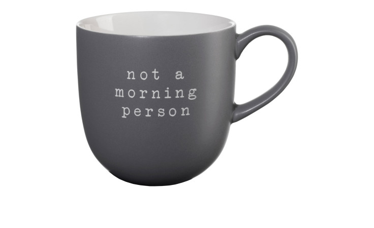 Ein grauer Henkelbecher Hey! 350 ml Kaffeebecher mit "not a morning person" in weißen Kleinbuchstaben.
