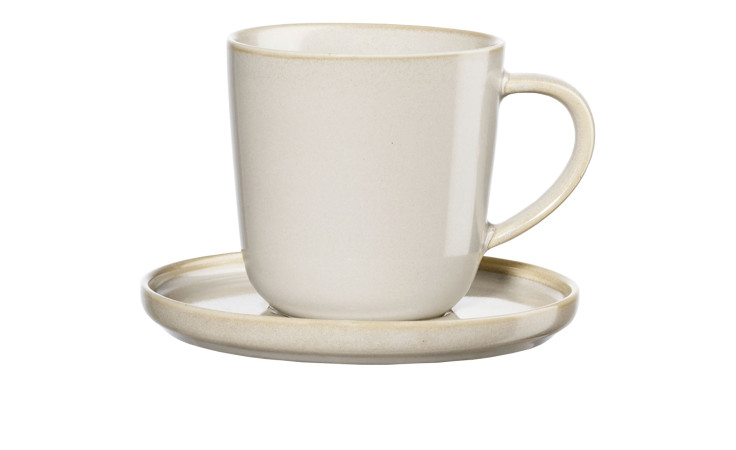 Eine stilvolle Espressotasse Coppa 9,4 cm mit Untertasse in Beige, beide mit einer glatten, matten Oberfläche.