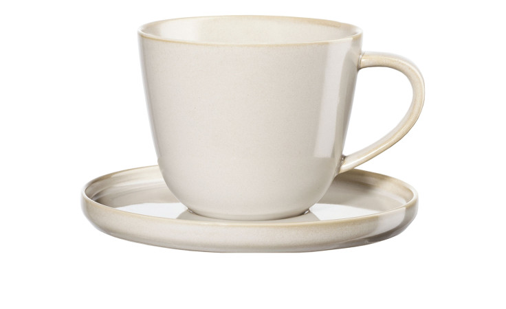 Eine Kaffeetasse Coppa 13,5 cm mit Henkel ruht auf ihrer passenden Untertasse vor weißem Hintergrund.