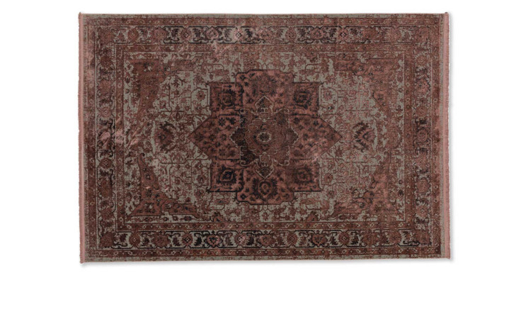 Der Teppich Velvet 140 x 200 cm zeigt ein aufwändiges, verblasstes Muster im Vintage-Stil in Burgunder- und Brauntönen.