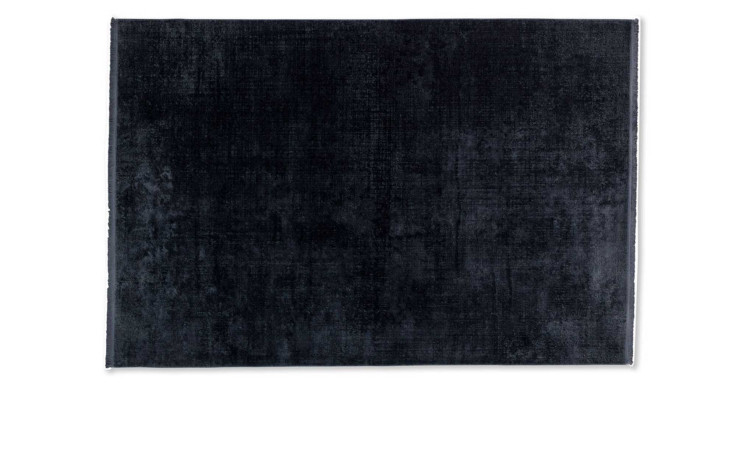 Der Teppich Velvet 140 x 200 cm ist ein solider, dunkelgrauer Polyesterteppich mit einer weichen, leicht strukturierten Oberfläche.