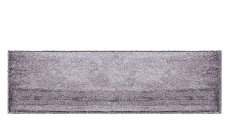 Die Astra Fußmatte Pure und Soft 50 x 150 cm ist ein silberfarbener Polyamid-Nylon-Teppich mit einem weichen, dezenten Farbverlauf.
