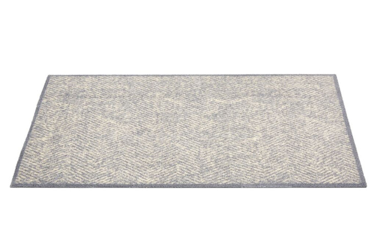 Die Astra Fußmatte Miabella 66 x 110 cm hat ein grau-cremefarbenes Fischgrätmuster aus strapazierfähigem Polyamid.