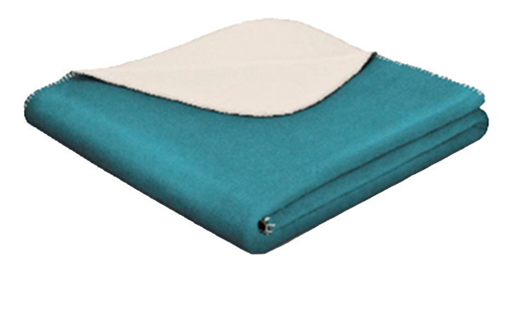 Die Wendeplaid Basic Soft 150 x 200 cm ist eine gefaltete blaugrüne Decke mit abgesteppten Rändern und einer weißen Unterseite.