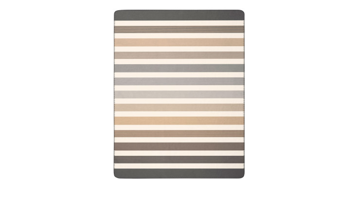 Wohndecke Horizon Nature 150x200 cm mit horizontalen beigen, hellbraunen, cremefarbenen und grauen Streifen auf weißem Hintergrund.