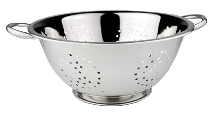 Der Justinus Bestecke Seiher Alba ist ein silberfarbenes Edelstahlsieb mit zwei Griffen und Rundlochung.