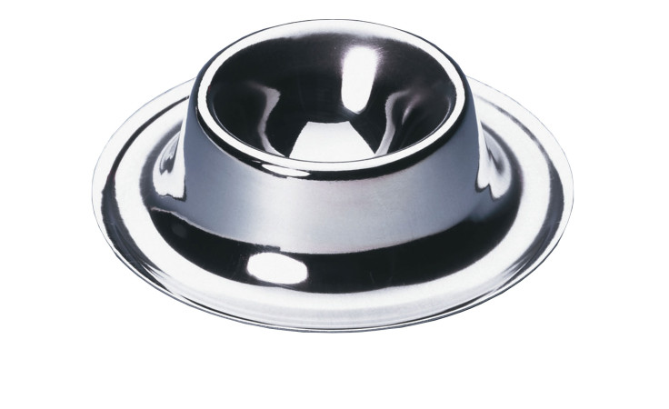 Der Eierbecher Alba von Justinus Bestecke ist ein glänzender, silberfarbener Edelstahl-Eierbecher mit einer runden, erhabenen Mitte.