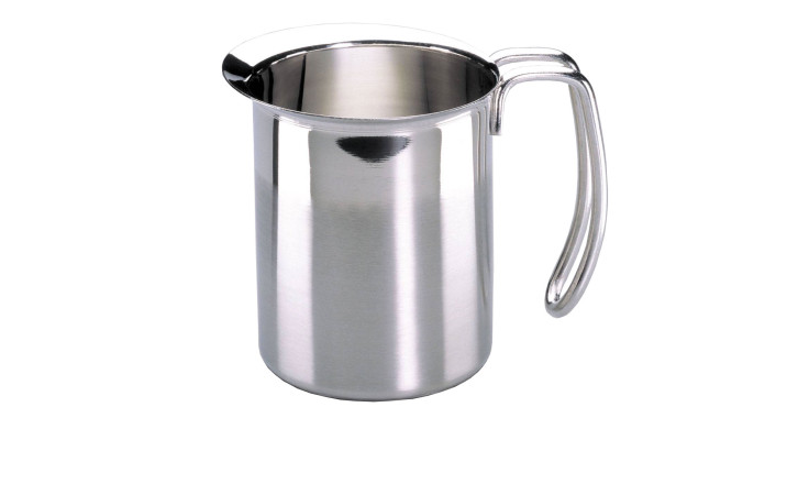 Der Aufschäumbecher LifeStyle von Justinus Bestecke, ein silberner Metallkrug mit Henkel und Ausguss, auf weißem Grund.