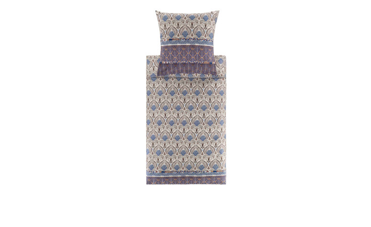 Ein sauber gemachtes Bett mit Bassetti Satin-Bettwäsche Nairobi 135x200 cm in blau-beige geometrischen Mustern auf weiß.