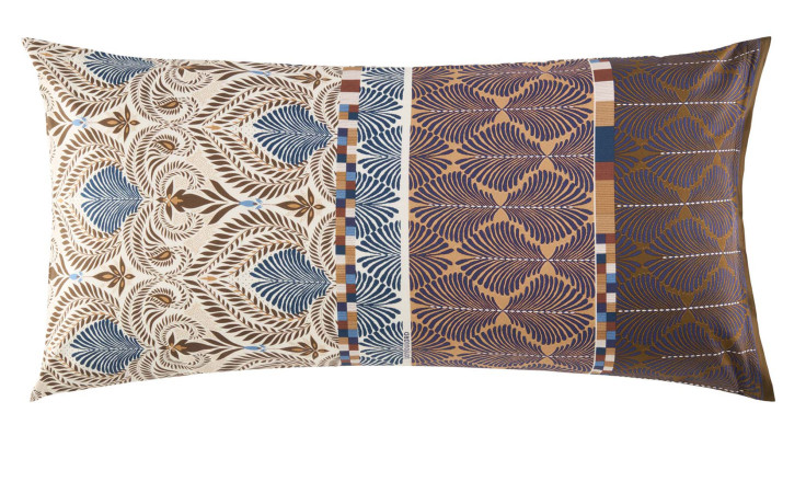 Satin-Kissenhülle Nairobi 40x80 cm von Bassetti mit mehrfarbigem Blätter- und Streifenmuster aus Naturfaser.