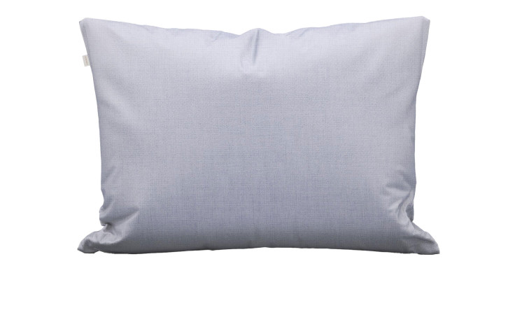 Der Essenza Kissenbezug Jule 40 x 80 cm in Hellgrau hat eine glatte Oberfläche, die auf weißem Hintergrund abgebildet ist.