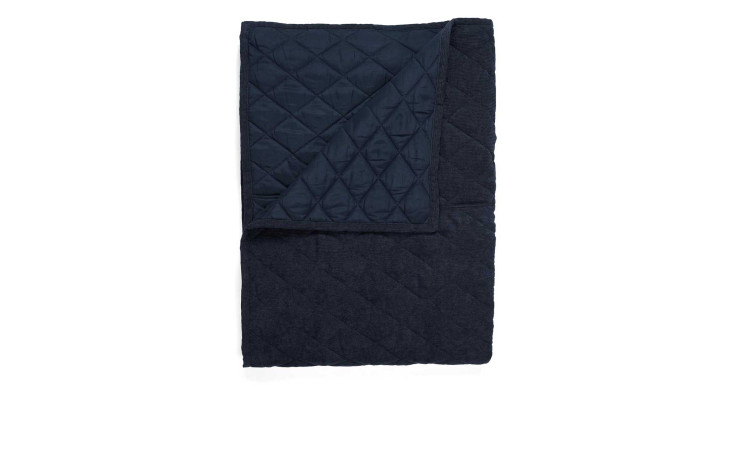 Essenza Plaid Billie 150 x 200 cm in Dunkelblau, ordentlich gefaltet mit einer umgeschlagenen Ecke, um die Rautensteppung zu zeigen.