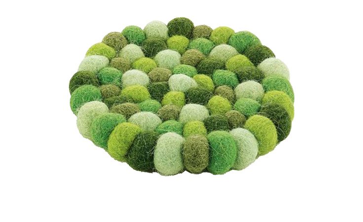 Untersetzer Lana: runde Schafwolle-Filzkugeln in Grüntönen, wirkt wie Moos oder Kiesel. Durchmesser 21 cm.