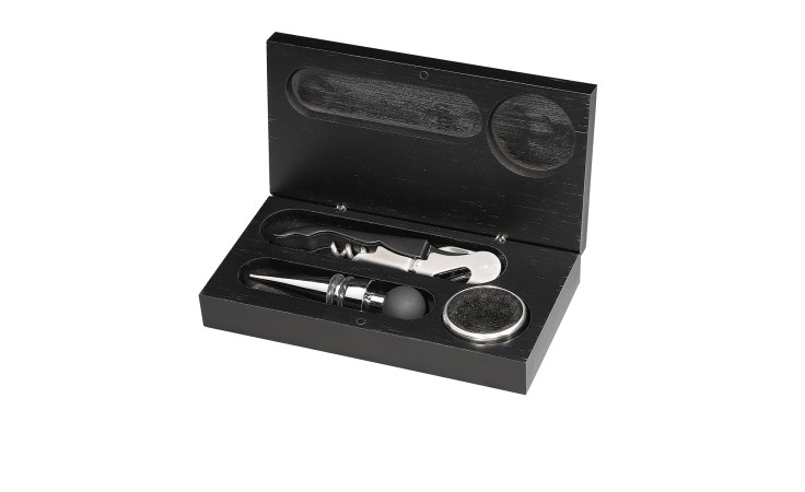 Weinset Bardolino: schwarzer Karton mit Holzkorkenzieher, silberfarbenem Flaschenverschluss & rundem Edelstahl-Ausgießer.