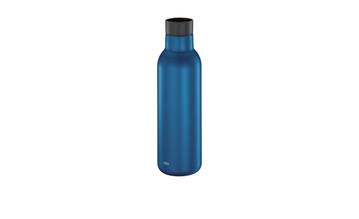 Die Isoliertrinkflasche Deluxe 450 ml in Blau matt mit schwarzem Deckel, Tiefe 7 cm, auf weißem Grund.