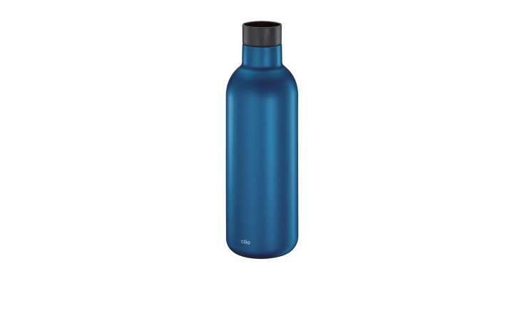 Die Isoliertrinkflasche Deluxe 650 ml in blau matt mit schwarzem Deckel steht aufrecht auf weißem Grund.