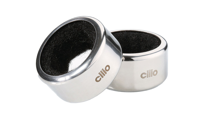 Tropfenfänger-Set 2-tlg.: Zwei silberne Edelstahl-Weintropfringe mit schwarzem Filz, Ø 4 cm, auf weißem Grund.