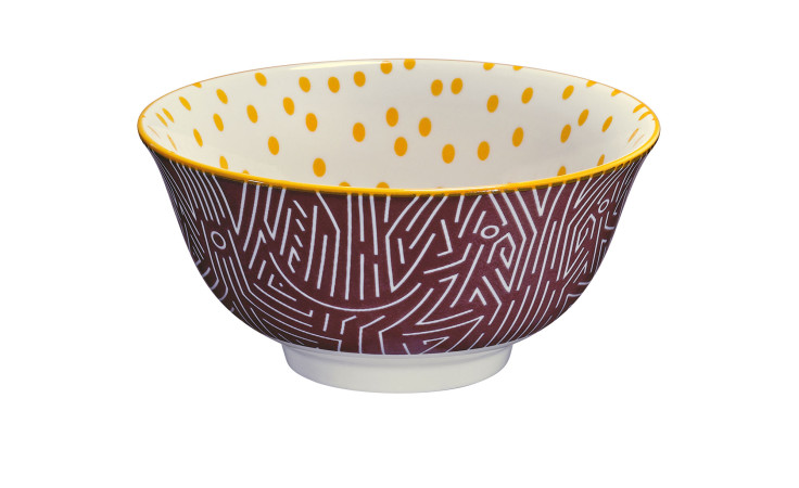 Die Schale Amici 18 cm ist eine mehrfarbige Keramikschale mit einer gelb gepunkteten Innenseite und einer violetten Außenseite mit weißen Streifen.