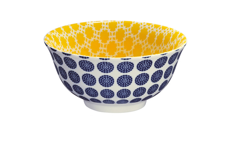 Schale Amici 18 cm: Weiße Schale mit blauen Punkten außen und gelbem Muster innen aus gebranntem Porzellan.