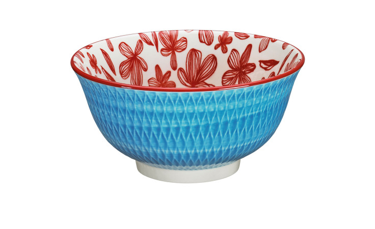 Die Schale Amici 18 cm ist aus blauem, gebranntem Porzellan mit weißem Boden und rotem, floralem Innenrand.