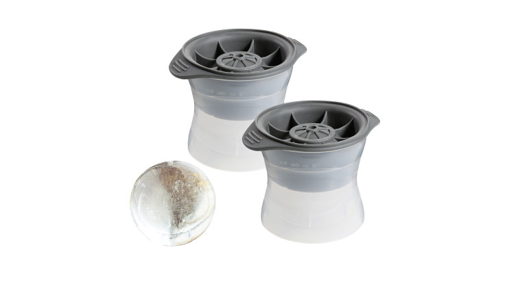 Zwei Eiskugelform Grande grau Silikonformen (10 cm breit) neben einer großen runden Eiskugel auf weißem Hintergrund.