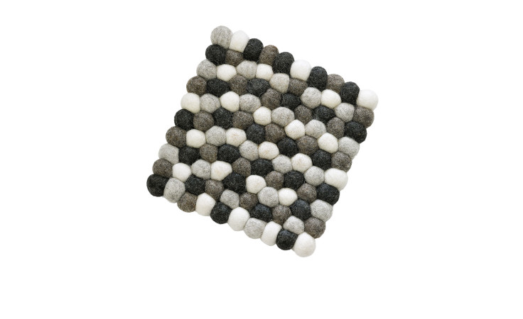 Untersetzer Lana: Quadratischer Untersetzer aus Schafwolle-Filzkugeln in Grau, Schwarz und Weiß mit Karomuster.