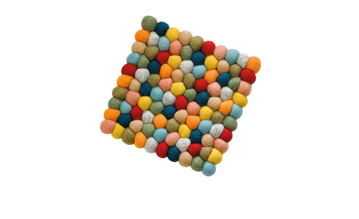 Untersetzer Lana: Ein quadratischer, mehrfarbiger Untersetzer aus gefilzten Schafwollekugeln in einem Gitter auf Weiß.