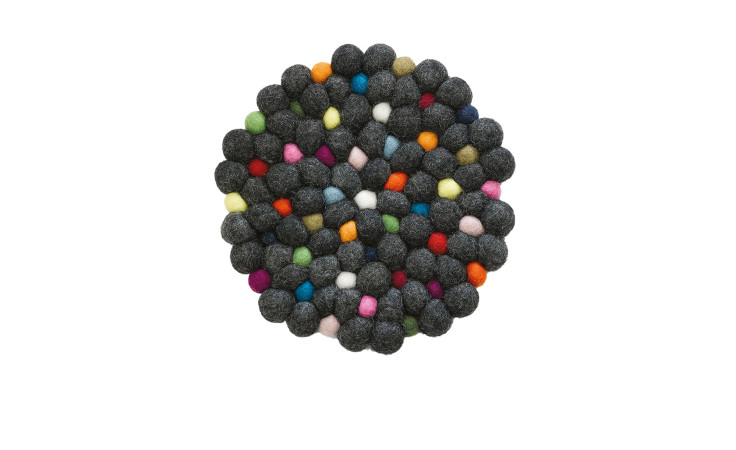 Untersetzer Lana: 21 cm runde Matte aus Schwarz und bunten Schafwolle-Filzkugeln in einem Kreismuster auf Weiß.