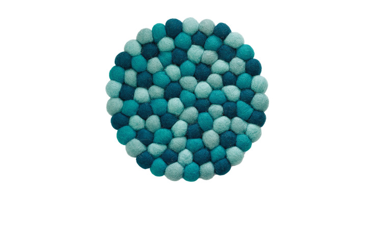 Untersetzer Lana: Runde Matte aus blauen Filzkugeln (Schafwolle), 21 cm Durchmesser, angeordnet auf Weiß.