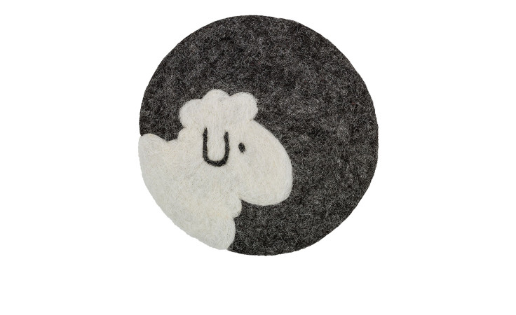 Untersetzer Lana 21 cm: Filzaufnäher mit einem weißen Cartoon-Schafskopf auf Anthrazit, hergestellt mit weicher Schafswolle.