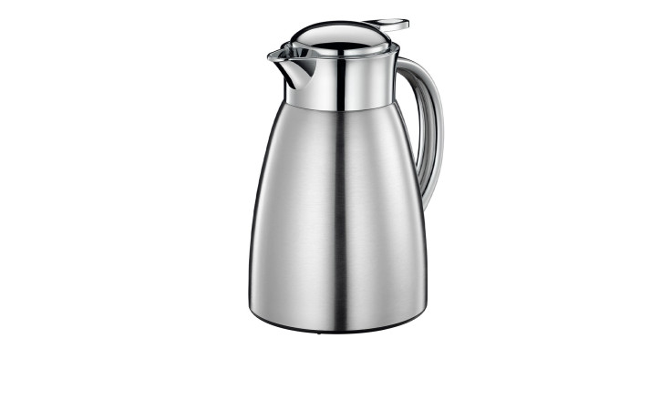 Die Isolierkanne Triest 1 l, eine satinierte silberne Edelstahl-Thermokaraffe mit Henkel und Ausguss, auf weißem Hintergrund.