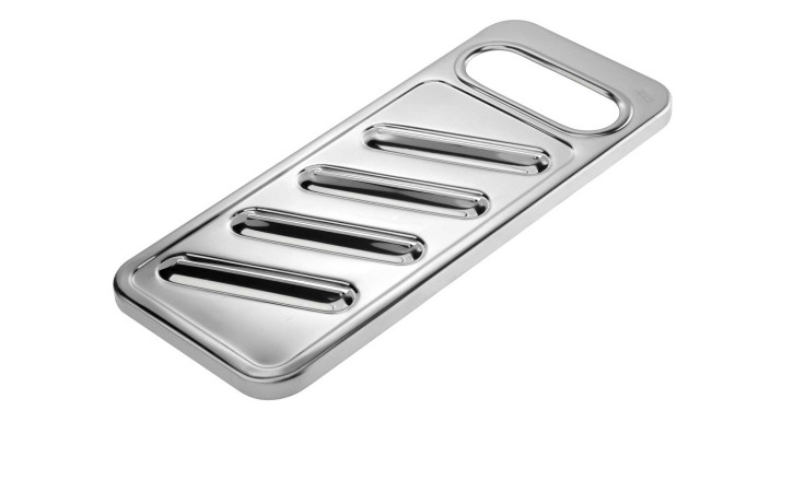 Der GEFU Gemüse- und Kartoffelhobel Retaro ist ein rechteckiges Silber-Metallgerät mit fünf Slots und rundem Griff.