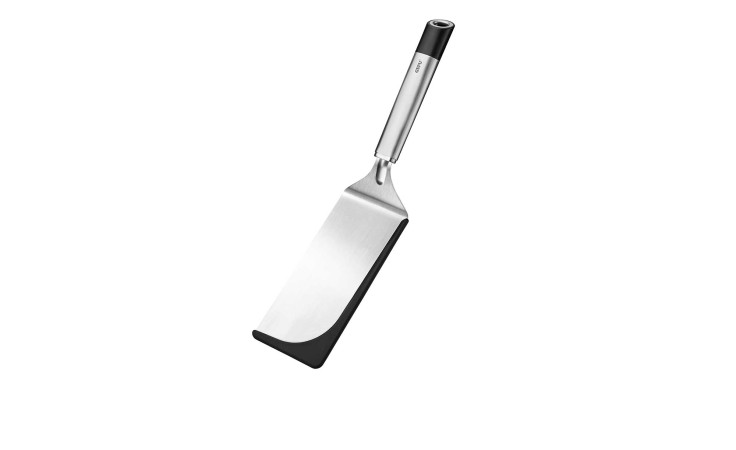 Die GEFU Sandwich-Palette Primeline hat eine Klinge aus rostfreiem Stahl, eine schwarze Kunststoffkante und einen Metallgriff auf weißem Grund.