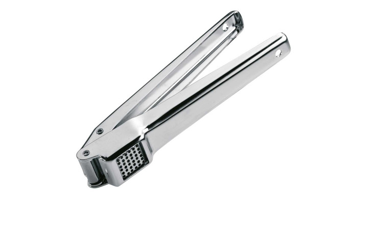 Die GEFU Knoblauchpresse Aglio ist eine Edelstahl-Knoblauchpresse mit zwei langen Griffen auf weißem Grund.