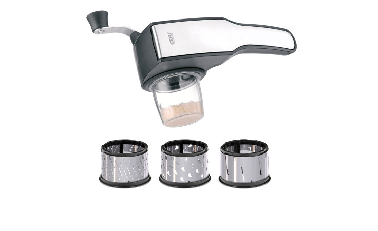 Eine GEFU Trommelreibe Pecorino 4-tlg. mit einem Kunststofftopf und 3 Edelstahltrommeln darunter.